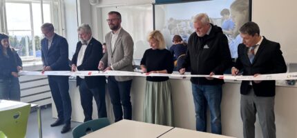 Slavnostní otevření nové fyzikální učebny na ZŠ Hanspaulka. Symbolickým přestřižením pásky začala další kapitola praktické výuky na škole.