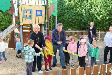 Starosta Prahy 13 David Vodrážka při otevření obnoveného dětského hřiště. Modernizace zahrnuje nové herní prvky i úpravy dalšího vybavení a zázemí.
