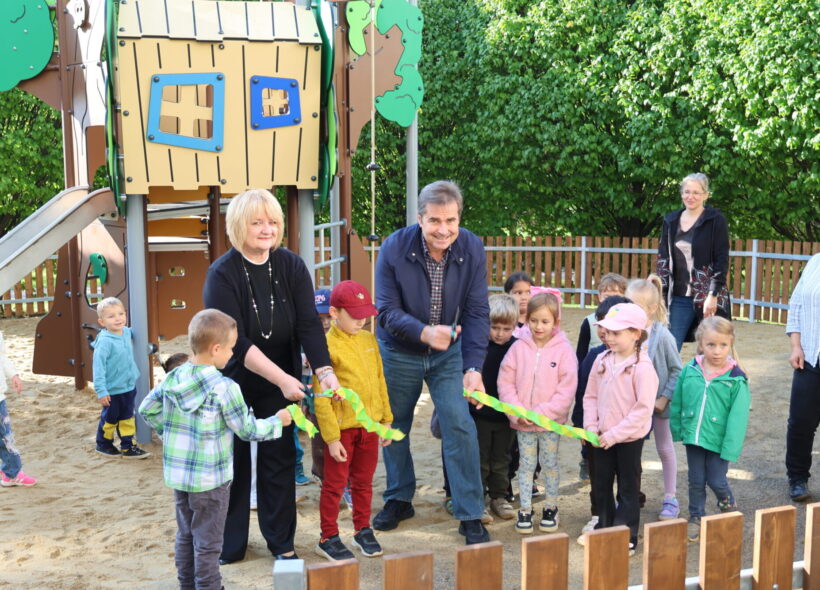 Starosta Prahy 13 David Vodrážka při otevření obnoveného dětského hřiště. Modernizace zahrnuje nové herní prvky i úpravy dalšího vybavení a zázemí.