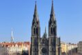 Bazilika sv. Ludmily na náměstí Míru se svým charakteristickým dvouvěžovým průčelím. Chrám patří k nejvýraznějším novogotickým stavbám pražských Vinohrad.