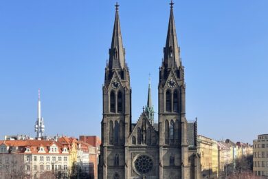Bazilika sv. Ludmily na náměstí Míru se svým charakteristickým dvouvěžovým průčelím. Chrám patří k nejvýraznějším novogotickým stavbám pražských Vinohrad.