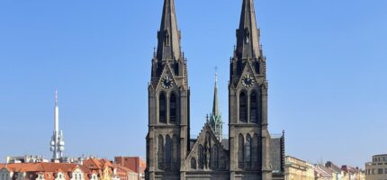 Bazilika sv. Ludmily na náměstí Míru se svým charakteristickým dvouvěžovým průčelím. Chrám patří k nejvýraznějším novogotickým stavbám pražských Vinohrad.