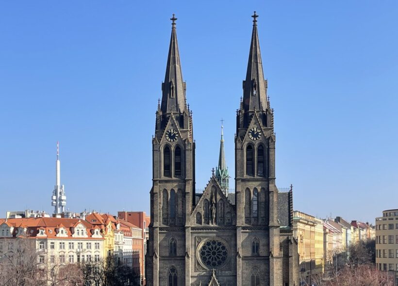 Bazilika sv. Ludmily na náměstí Míru se svým charakteristickým dvouvěžovým průčelím. Chrám patří k nejvýraznějším novogotickým stavbám pražských Vinohrad.