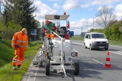 Pracovníci Pražských služeb obnovují řadu dopravních značení.