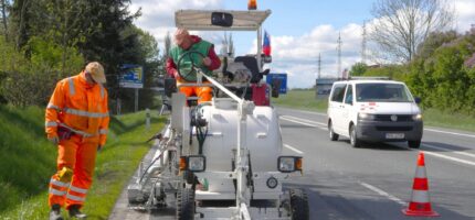 Pracovníci Pražských služeb obnovují řadu dopravních značení.