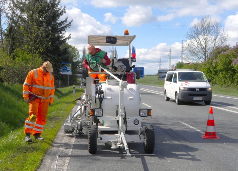 Pracovníci Pražských služeb obnovují řadu dopravních značení.