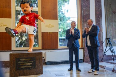Nová socha Antonína Panenky připomíná jeden z nejslavnějších okamžiků československého fotbalu. Odhalena byla v pražském Grand Hotelu International.