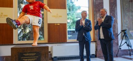 Nová socha Antonína Panenky připomíná jeden z nejslavnějších okamžiků československého fotbalu. Odhalena byla v pražském Grand Hotelu International.