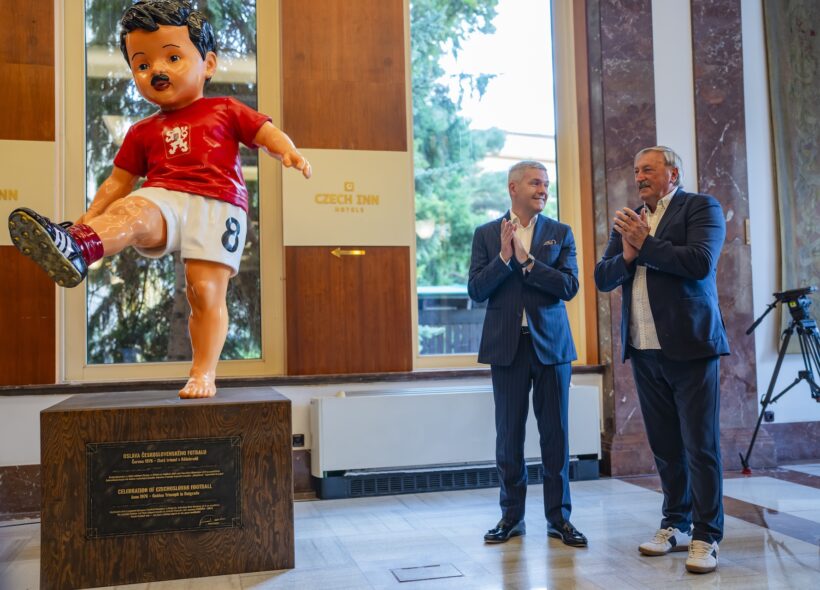 Nová socha Antonína Panenky připomíná jeden z nejslavnějších okamžiků československého fotbalu. Odhalena byla v pražském Grand Hotelu International.
