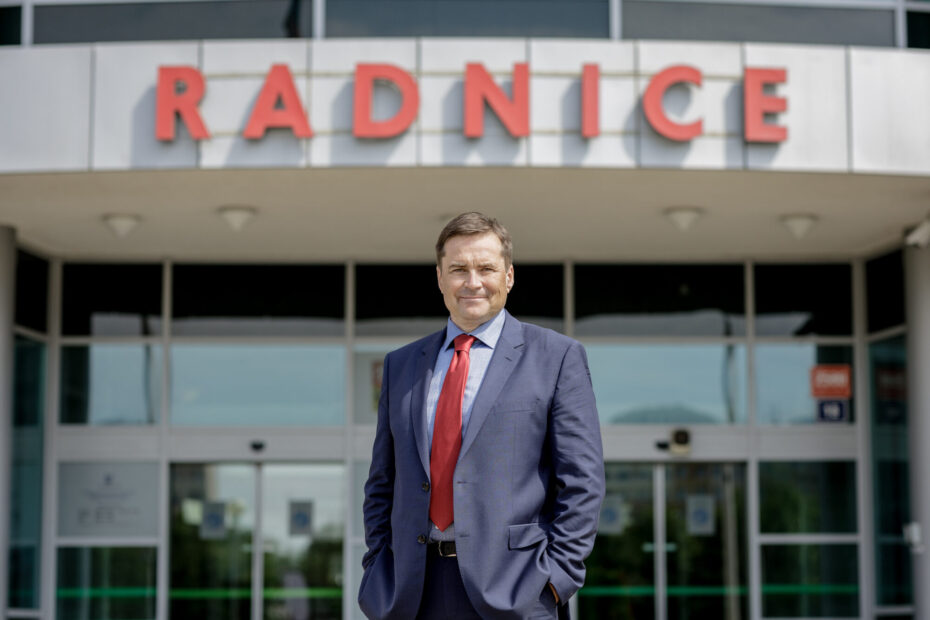 Starosta David Vodrážka před budovou radnice Prahy 13. V čele městské části stojí nepřetržitě více než dvě desetiletí.