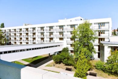 Budova ve Sněženkové na Zahradním Městě. Pod jednou střechou zde funguje Domov pro seniory Zahradní Město a Domov Přístav Praha Armády spásy s kapacitou 50 klientů.