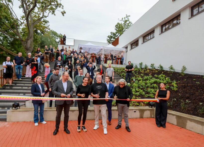 Park U Hradeb v Horské ulici se po rozsáhlé revitalizaci znovu otevřel veřejnosti. Nová kuželna, sportoviště, ohniště i sousedská zahrada mají vrátit život prostoru u historických Novoměstských hradeb.