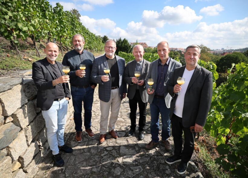 Vinobraní na Grébovce připomíná dlouhou vinohradnickou tradici této části Prahy. Letos se uskuteční 18. a 19. září, přičemž hlavní sobotní program v Havlíčkových sadech může přilákat až 25 tisíc návštěvníků.