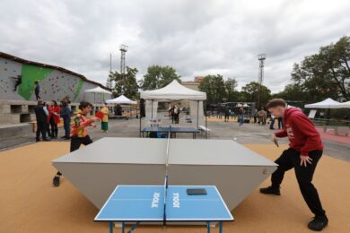 Sportoviště v Riegrových sadech nabízí prostor pro různé druhy pohybu i volnočasové aktivity. Na snímku návštěvníci při otevření areálu zkoušejí stolní tenis, v pozadí je nová lezecká stěna.