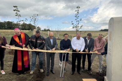 Křížová cesta kyjské farnosti byla slavnostně otevřena 14. září symbolicky ve 14 hodin. Novou trasu se čtrnácti zastaveními na Hutích otevřeli společně zástupci církve, městské části Praha 14 a partnerů projektu. 