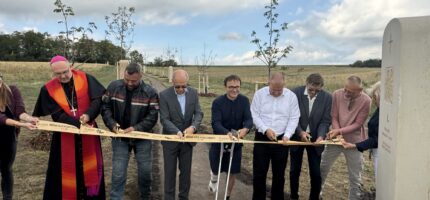 Křížová cesta kyjské farnosti byla slavnostně otevřena 14. září symbolicky ve 14 hodin. Novou trasu se čtrnácti zastaveními na Hutích otevřeli společně zástupci církve, městské části Praha 14 a partnerů projektu.