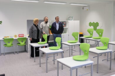 Novou učebnu si přišli prohlédnout starosta Prahy 13 David Vodrážka (vpravo) a místostarostka Marcela Plesníková.