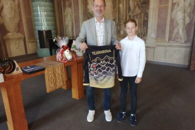 Starosta Prahy 8 Ondřej Gros pogratuloval úspěšné sportovkyni Lauře Tejmarové.