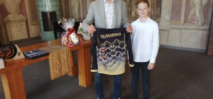 Starosta Prahy 8 Ondřej Gros pogratuloval úspěšné sportovkyni Lauře Tejmarové.