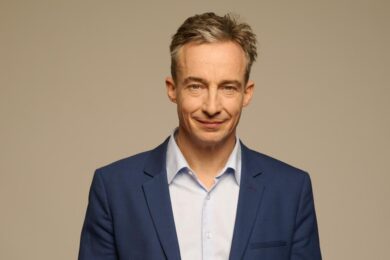 Tomáš Portlík kritizuje způsob řízení projektu Vltavské filharmonie a prudký růst odhadovaných nákladů. Samotnou stavbu ale podporuje a považuje ji za přínos pro Prahu.