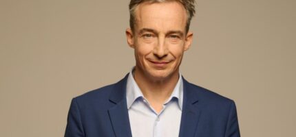 Tomáš Portlík kritizuje způsob řízení projektu Vltavské filharmonie a prudký růst odhadovaných nákladů. Samotnou stavbu ale podporuje a považuje ji za přínos pro Prahu.