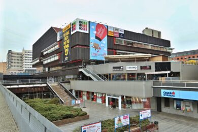Obchodní dům DBK patří k nejvýraznějším stavbám v okolí stanice metra Budějovická. Připravovaná proměna má nově řešit celé území včetně veřejného prostoru a jeho propojení s okolní zástavbou.