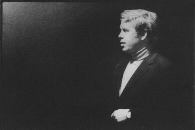 Václav Havel na snímku z roku 1965. Praha letos připomíná 90 let od jeho narození celodenním programem na Mariánském náměstí, jehož hlavním bodem bude odhalení Lavičky Václava Havla.