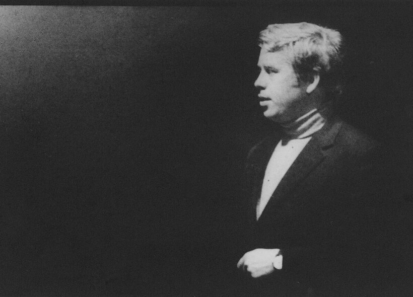 Václav Havel na snímku z roku 1965. Praha letos připomíná 90 let od jeho narození celodenním programem na Mariánském náměstí, jehož hlavním bodem bude odhalení Lavičky Václava Havla.