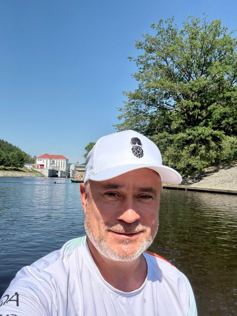 Mimo politiku a práci se Vítězslav Novák nejlépe odreaguje při sportu. „Když běžím, jedu několik hodin na kole nebo plavu, na chvíli přestanu řešit telefon, e-maily a politiku,“ říká.