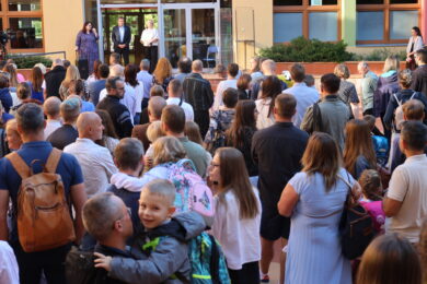 Starosta Prahy 13 David Vodrážka s místostarostkou Marcelou Plesníkovou přivítal prvňáčky ve Fakultní základní škole Otokara Chlupa.