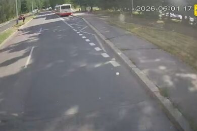 Záběr z kamerového záznamu zachycujícího vážnou nehodu na zastávce Katovická v Praze 8. Osmasedmdesátiletou seniorku při nastupování zachytil autobus a několik metrů ji vlekl vedle sebe. Policie nyní hledá důležitého svědka události.