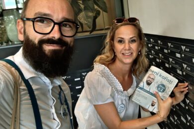 Petr Beneš a Jana Komrsková společně vystupují jako zastánci transparentnosti. Oba v minulosti působili za Piráty, dnes kandidují za nový politický projekt JSME PRAHA – Beneš vede kandidátku JSME PRAHA 10, Komrsková je na ní dvojkou. Když se občan začal zajímat o veřejné peníze spojené s Benešovým působením na magistrátu, informace o jeho odměňování nezískal. Při vyřizování žádosti navíc magistrát podle Ministerstva vnitra porušil zákon. 