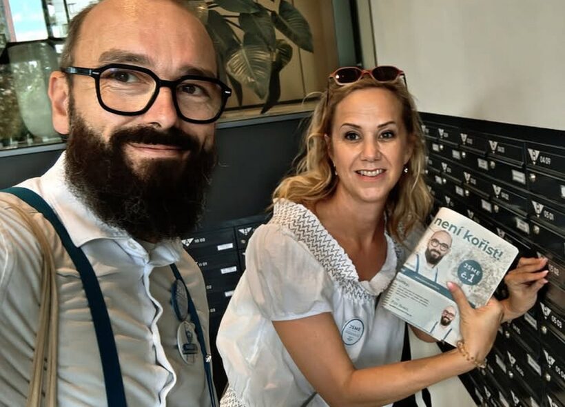 Petr Beneš a Jana Komrsková společně vystupují jako zastánci transparentnosti. Oba v minulosti působili za Piráty, dnes kandidují za nový politický projekt JSME PRAHA – Beneš vede kandidátku JSME PRAHA 10, Komrsková je na ní dvojkou. Když se občan začal zajímat o veřejné peníze spojené s Benešovým působením na magistrátu, informace o jeho odměňování nezískal. Při vyřizování žádosti navíc magistrát podle Ministerstva vnitra porušil zákon. 