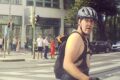 Policie pátrá po cyklistovi zachyceném na kamerovém záznamu. Po konfliktu v dopravě dal řidiči facku a následně udeřil do čelního skla jeho auta takovou silou, že prasklo. Poté z místa odjel. Pokud muže poznáváte, volejte linku 158.