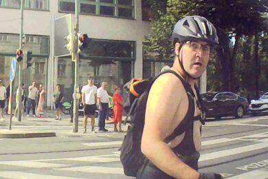 Policie pátrá po cyklistovi zachyceném na kamerovém záznamu. Po konfliktu v dopravě dal řidiči facku a následně udeřil do čelního skla jeho auta takovou silou, že prasklo. Poté z místa odjel. Pokud muže poznáváte, volejte linku 158.
