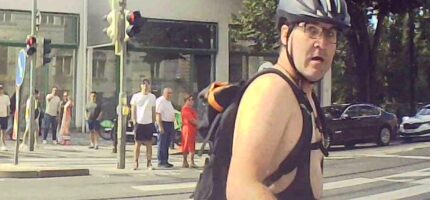 Policie pátrá po cyklistovi zachyceném na kamerovém záznamu. Po konfliktu v dopravě dal řidiči facku a následně udeřil do čelního skla jeho auta takovou silou, že prasklo. Poté z místa odjel. Pokud muže poznáváte, volejte linku 158.