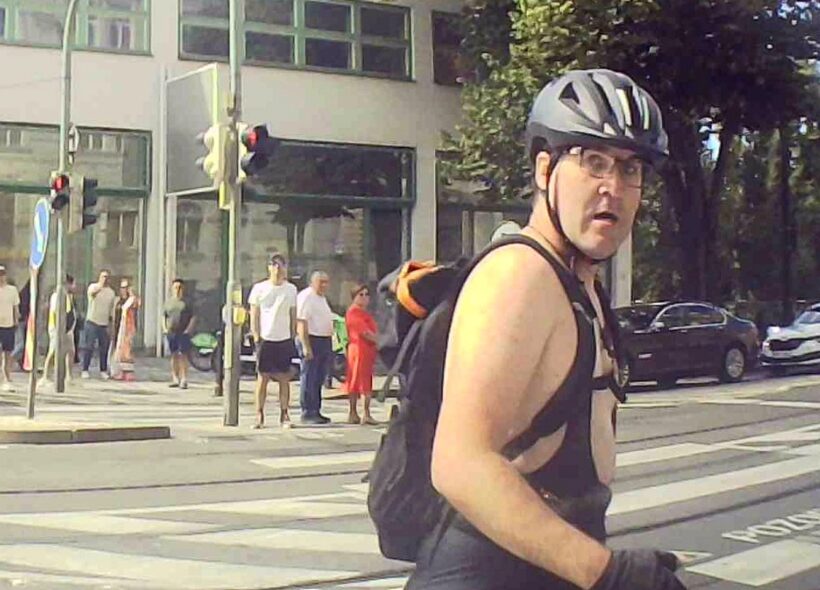 Policie pátrá po cyklistovi zachyceném na kamerovém záznamu. Po konfliktu v dopravě dal řidiči facku a následně udeřil do čelního skla jeho auta takovou silou, že prasklo. Poté z místa odjel. Pokud muže poznáváte, volejte linku 158.