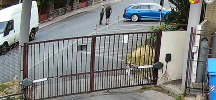 Dvojici mužů zachytily bezpečnostní kamery ve Štolbově ulici v Praze 6. Policistům se je zatím nepodařilo vypátrat a obracejí se proto na veřejnost. Pokud je někdo poznává nebo má informace k jejich totožnosti, může volat linku 158.