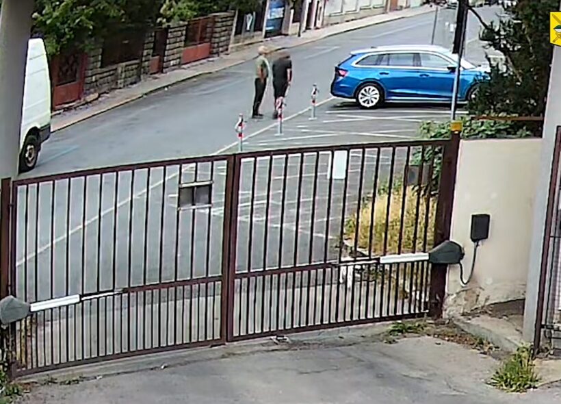 Dvojici mužů zachytily bezpečnostní kamery ve Štolbově ulici v Praze 6. Policistům se je zatím nepodařilo vypátrat a obracejí se proto na veřejnost. Pokud je někdo poznává nebo má informace k jejich totožnosti, může volat linku 158. 