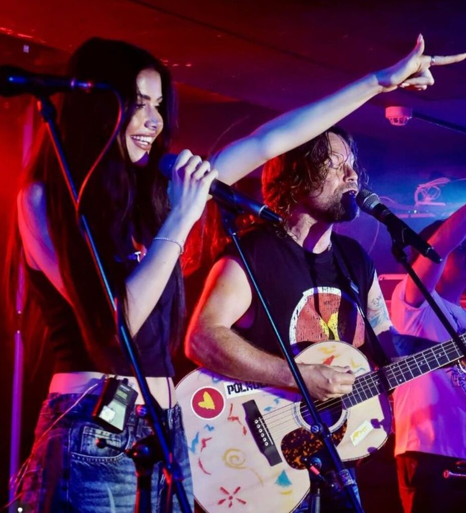 S hudební kariérou to Dominique myslí vážně, už si zazpívala po boku Richarda Krajča.  