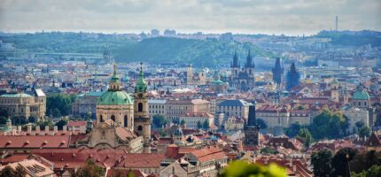 Dostupné bydlení patří v Praze k největším tématům současnosti. Jednotlivé městské části přitom hledají vlastní cesty, jak se svým bytovým fondem nakládat.