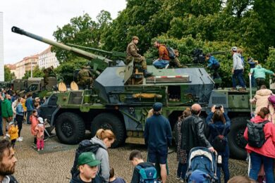 Samohybná kanónová houfnice Dana patří tradičně k největším lákadlům Army dne na Floře. Také letos si budou moci návštěvníci vojenskou techniku prohlédnout z bezprostřední blízkosti.