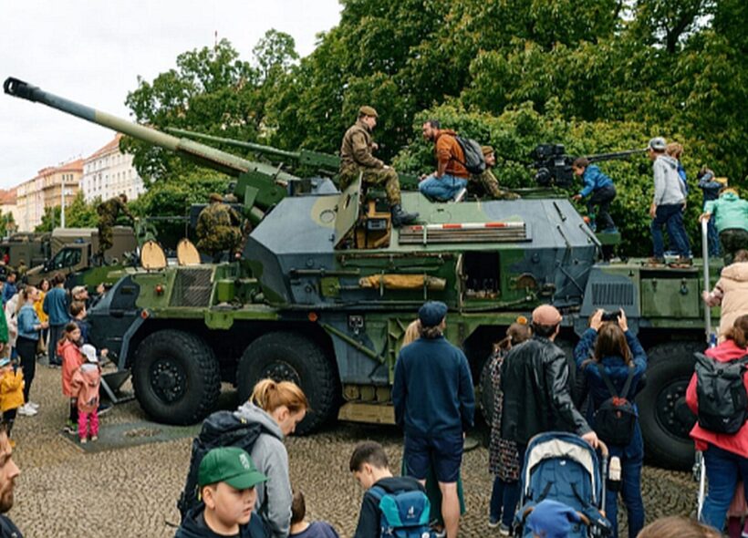 Samohybná kanónová houfnice Dana patří tradičně k největším lákadlům Army dne na Floře. Také letos si budou moci návštěvníci vojenskou techniku prohlédnout z bezprostřední blízkosti.