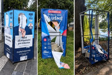 Předvolební kostky v Praze 10 se staly terčem vandalů. Poškození se netýká pouze SPD Jana Čížka, ale také poutačů dalších politických stran. SPD podle svého lídra eviduje tři odcizené a nejméně deset poškozených kostek.