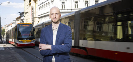 Filip Nekola, zastupitel Prahy 3, v ulicích městské části, kde dlouhodobě působí v komunální politice.