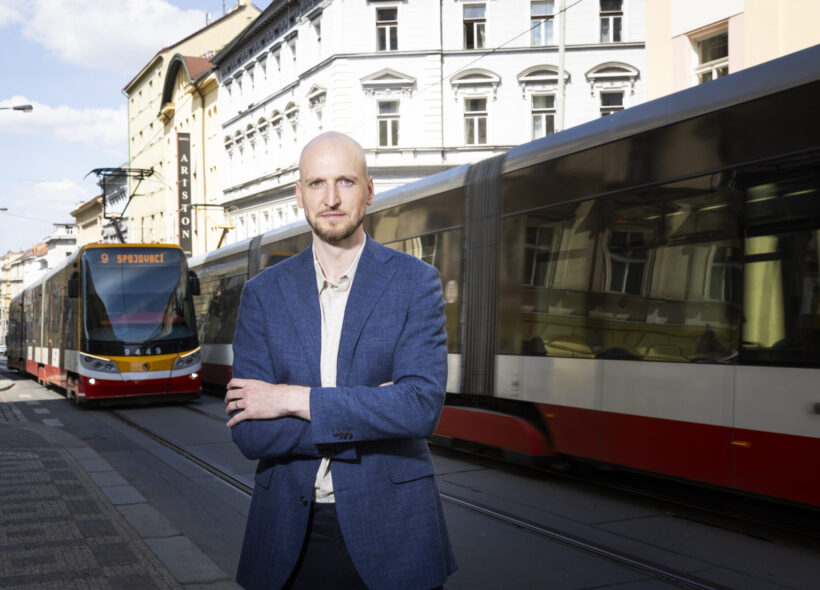 Filip Nekola, zastupitel Prahy 3, v ulicích městské části, kde dlouhodobě působí v komunální politice.