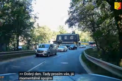 Ranní cesta přes Prahu se změnila v závod s časem. Policejní hlídka převzala auto s rodící ženou u Jenerálky a otevřela mu cestu až do porodnice v Podolí. Krátce po příjezdu se narodila zdravá holčička.
