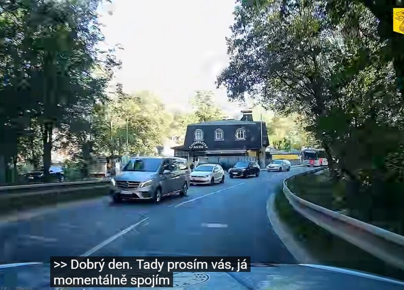 Ranní cesta přes Prahu se změnila v závod s časem. Policejní hlídka převzala auto s rodící ženou u Jenerálky a otevřela mu cestu až do porodnice v Podolí. Krátce po příjezdu se narodila zdravá holčička.