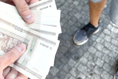 Místo českých korun dostávali turisté od „ruličkářů“ neplatné běloruské bankovky bez hodnoty. Podvodníci operovali především v okolí Václavského náměstí a Pražského hradu.