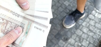 Místo českých korun dostávali turisté od „ruličkářů“ neplatné běloruské bankovky bez hodnoty. Podvodníci operovali především v okolí Václavského náměstí a Pražského hradu.